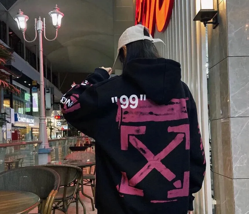 ♻️💯Upper body reference model picture❤️Top tested version OFF-WHITE (OW) 99 pink oil graffiti for men and women, pure cotton same style loose pullover hooded sweatshirt jacket zipper, professional handmade dot printing, delicate and full, strong color layering, breathable printing and not sticky! The gradient of the layers is clear, the texture and texture are visible, the fabric and printing are completely combined, and the frosted feel is delicate. The fabric is made of 460g fish scale terry cotton fabric, which has a full drape. Customized zipper pull with OFFWHITE metal engraving on it and a concave feel. This is a must-see for identification. The hat rope pendant clock has metal engravings. This is a detail that is easily overlooked.  Like Monet's oil paintings, it has always occupied the top sales list on major domestic and foreign platforms, and offline stores can also be said to be often out of stock.  Couple matching, personalized and trendy! The style is elegant and classic, versatile for daily use. Couple style 👫 Can be worn by both men and women P: 390
